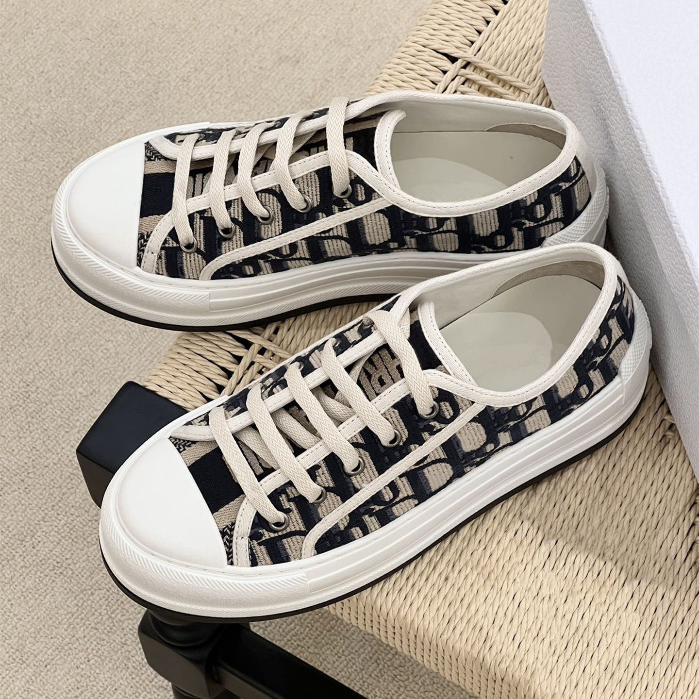 2026新款老花字母刺绣厚底帆布鞋女系带低帮休闲运动小白鞋单鞋,淘宝优惠券,粉丝福利购,淘宝优惠卷