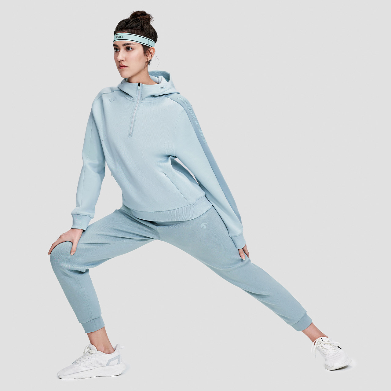 descente迪桑特空气层面料女士运动连帽套头卫衣