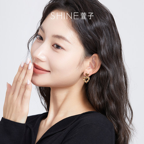 SHINE萱子饰品闪耀水钻爱心耳环女设计感灰色耳钉耳饰生日礼物 - 图1