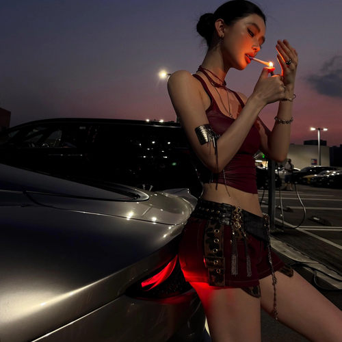 性感吊带红色仿皮修身U领无袖背心上衣辣妹+豹纹拼接牛仔短裤热裤 - 图0
