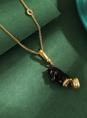 珐琅彩釉黑色马头国际象棋吊坠