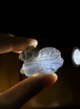 梦幻蓝光烟晶俏色巧雕钱灵兔纳财我自己纯手工雕刻的微棉的