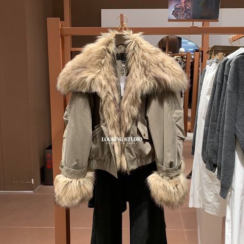 UR&DC2025冬季新款钟楚曦同款摩登毛领大翻领毛边短款棉服外套女 - 图3