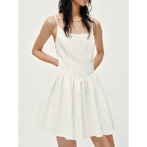UR&DC2026夏季新款都市立体提花肌理感吊带超短款白色连衣裙A字裙 - 图0