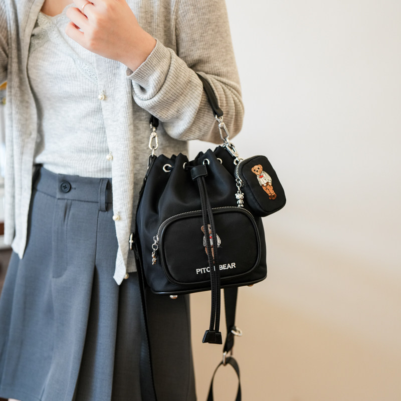 北包包小熊女包2024新款潮流时尚单肩斜挎包尼龙布手提休闲水桶包,淘宝优惠券,粉丝福利购,淘宝优惠卷