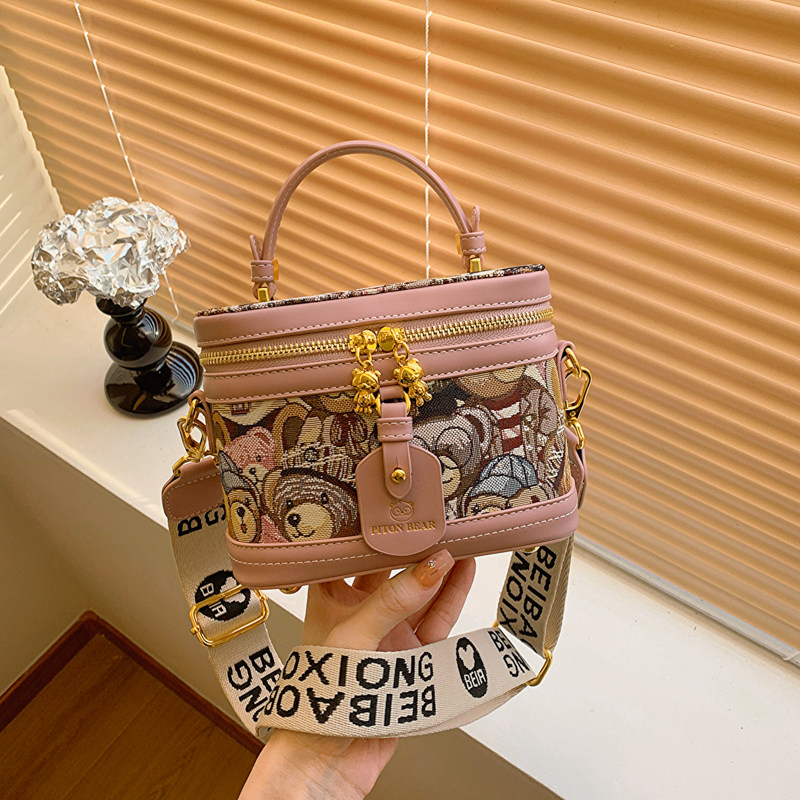 北包包高级感小熊盒子水桶包2024新款帆布质感小众手提单肩斜挎包,淘宝优惠券,粉丝福利购,淘宝优惠卷