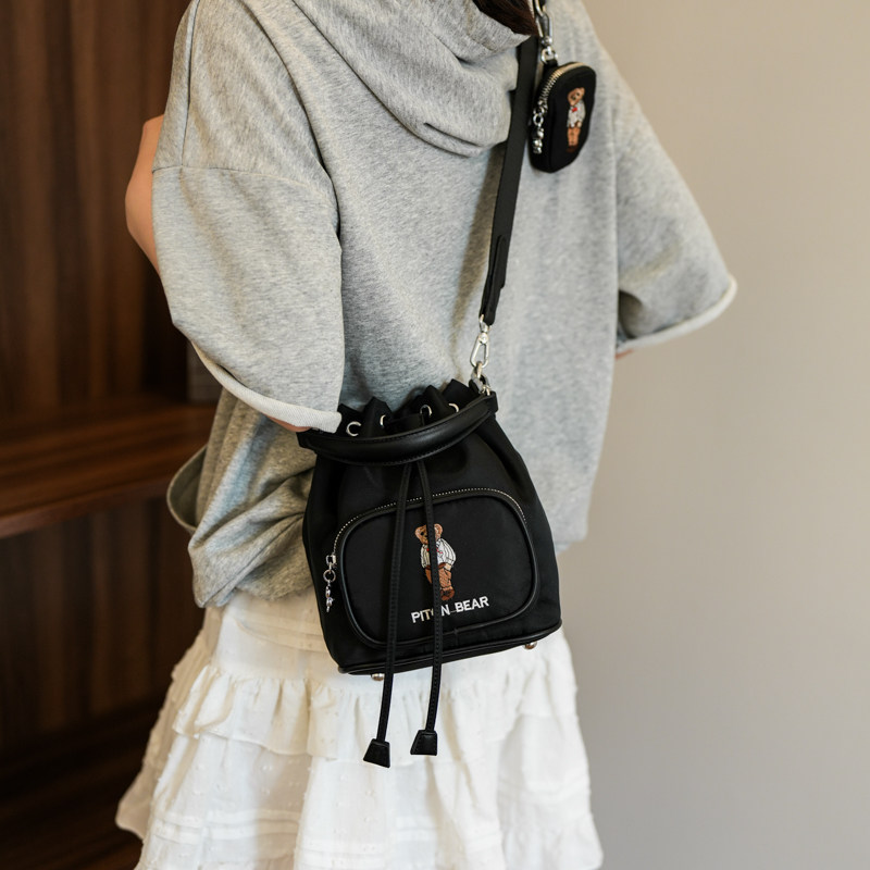 北包包小熊女包2024新款潮流时尚单肩斜挎包尼龙布手提休闲水桶包,淘宝优惠券,粉丝福利购,淘宝优惠卷