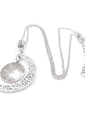 复古指南针图案时光宝石项链女百搭银色镂空月亮吊坠毛衣链