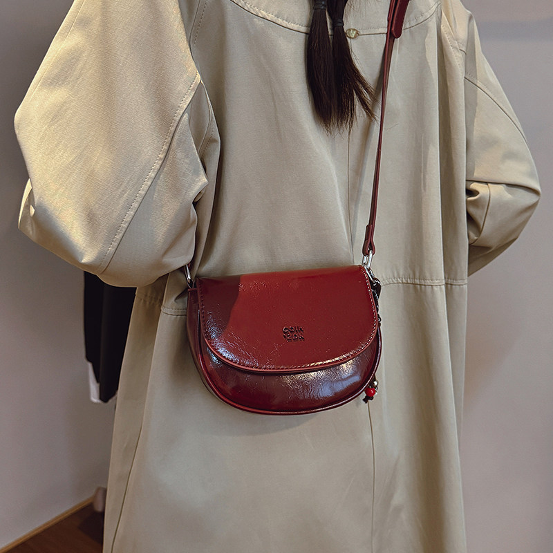 高级质感红色马鞍包包女2025新款轻便斜挎小包日韩可爱软皮手机包,淘宝优惠券,粉丝福利购,淘宝优惠卷