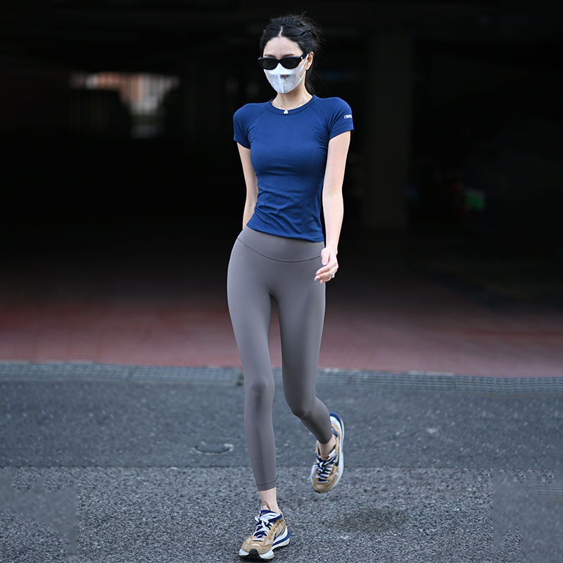 Beemen无缝一体织瑜伽服女运动上衣健身外穿速干圆领夏季短袖T恤 - 图3