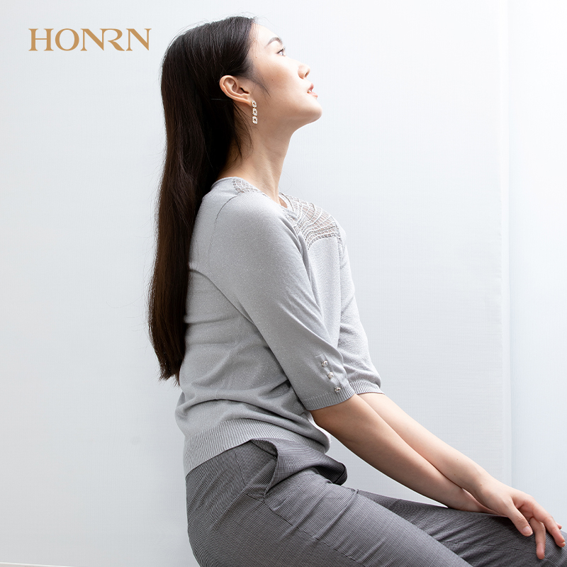 HONRN/红人灰色中袖圆领套头镂空针织衫上衣女设计感修身春秋款