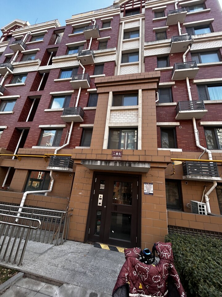 山东省济南市章丘区城建文苑14号楼2-301室房产及储藏室210室、车位766
