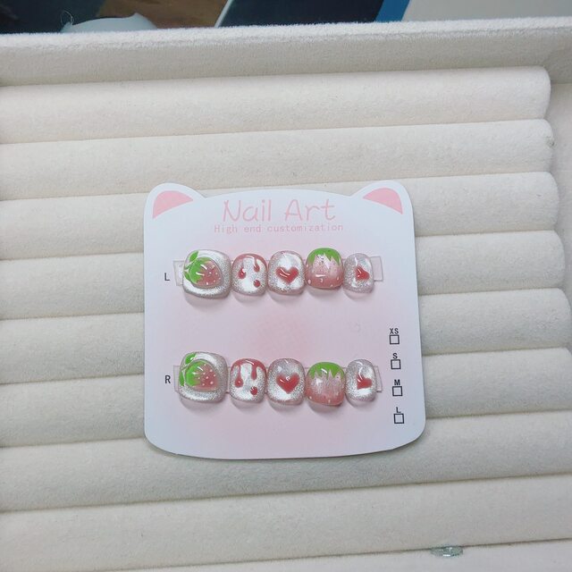 Handmade sweet and savory wear strawberry three-dimensional children's manicure