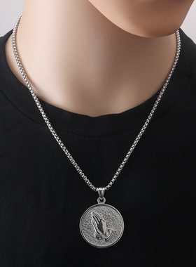 不锈钢欧美复古嘻哈个性祈祷之手圣牌圆牌吊坠钛钢男女毛衣项链
