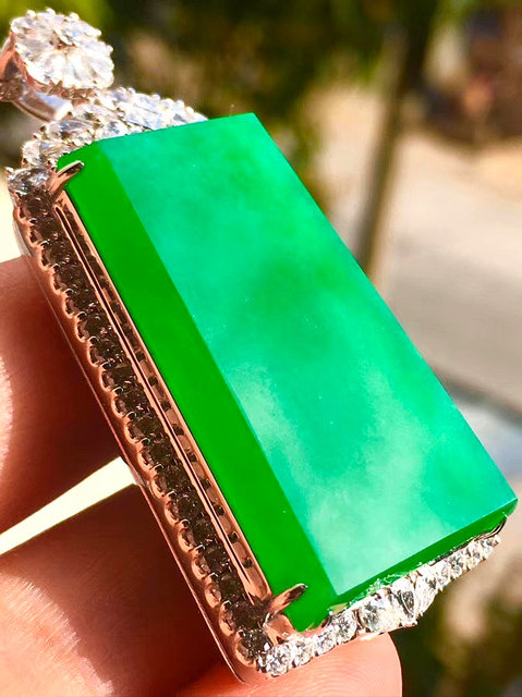 Emerald full green Wushi brand pendant inlaid