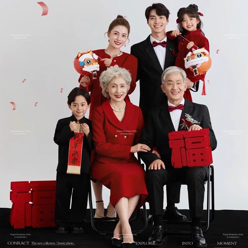 2025新年全家福拍照道具立体福字手拿卷轴对联手提灯笼春装饰摆件