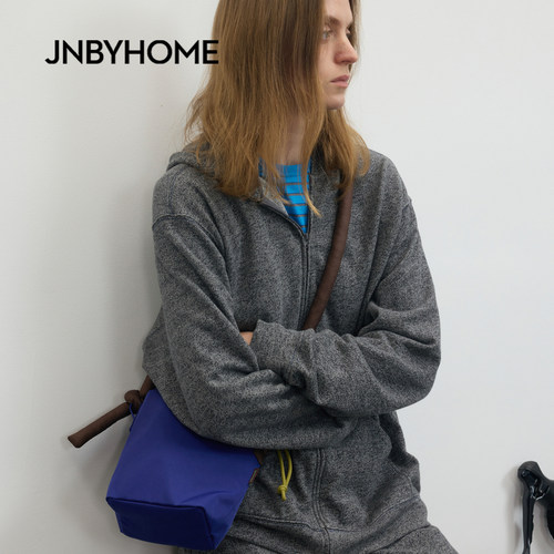 JNBYHOME江南布衣26春新品斜挎单肩包撞色通勤抽绳包情侣手提休闲 - 图2