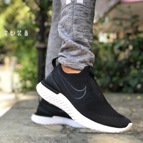 laceless nike running shoes