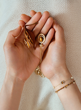 Lola Rose罗拉玫瑰秋冬新品日心说系列虎眼石戒指女复古