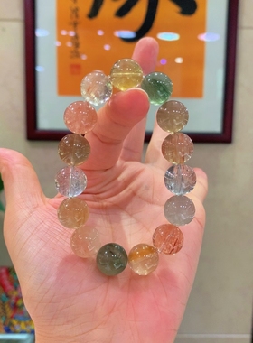 天然冰透体彩兔毛手链，色彩丰富饱满，发丝绵密丰富，明朗的质感