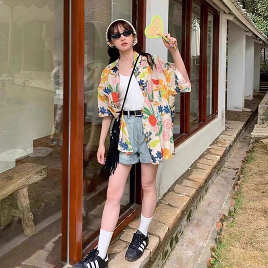 2024新款亲子装夏天短袖套装一家三口复古港风沙滩度假母子花衬衫