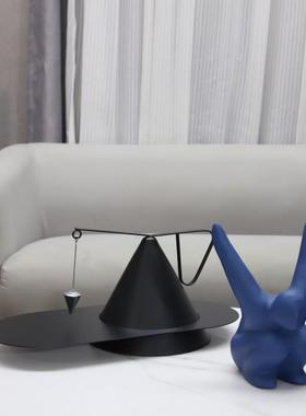 现代简约抽象金属平衡艺术蓝色小飞人树脂摆件客厅卧室家居装饰品