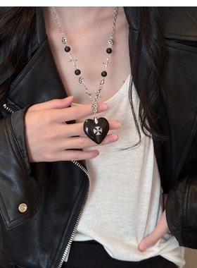 黑色爱心吊坠项链女2025新款锁骨链轻奢小众高级感毛衣链颈链配饰