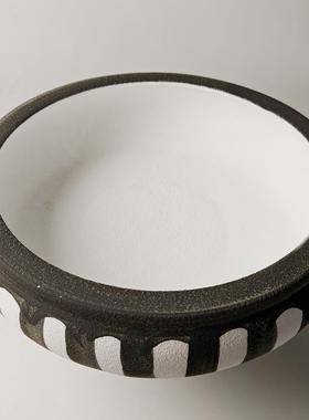 手绘黑白条纹宽口陶瓷花瓶