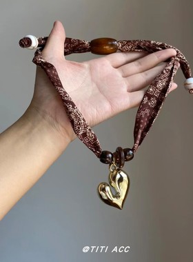 美拉德风棕色串珠丝巾项链复古金属爱心吊坠高级百搭时尚气质颈链