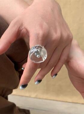 高级感设计通透螺旋纹马蹄花戒指