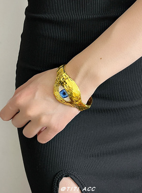 欧美风复古五官金色手镯轻奢设计高级感重工手环小众独特夸张手饰