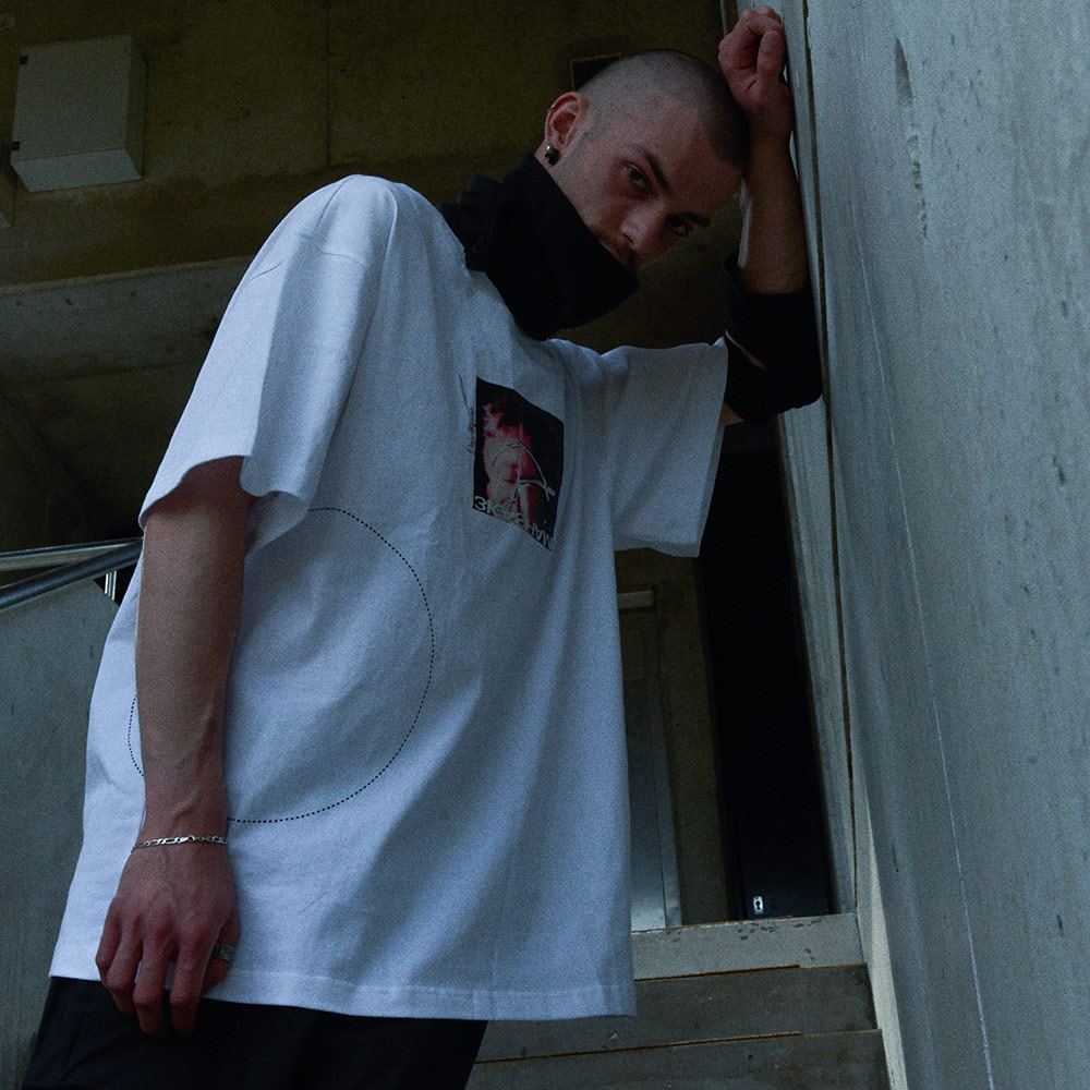 041125 3KASHAM 19SS金属流感束缚人脸文字宽松街头PHOTO TEE T恤 - 图0