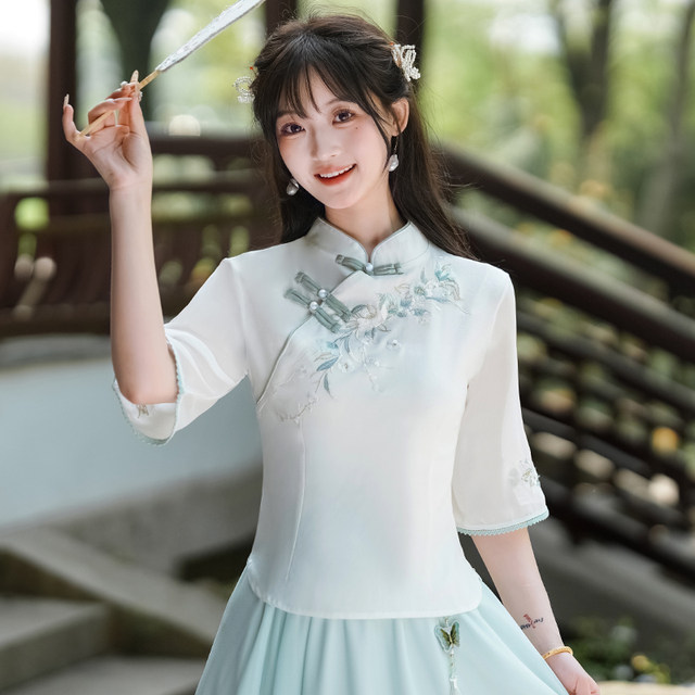 ຊຸດ Hanfu ແບບຈີນ, ດັດແກ້ເທິງ cheongsam ດ້ວຍອົງປະກອບຂອງຈີນ