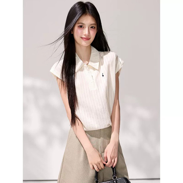 ເສື້ອເຊີດສີຂາວຂອງແມ່ຍິງລະດູຮ້ອນທີ່ມີແຂນບິນຂະຫນາດນ້ອຍ