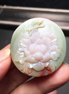 精品凉山盐源玛瑙蝶恋花牌子雕刻挂件吊坠高贵浅绿玉化籽料男女款