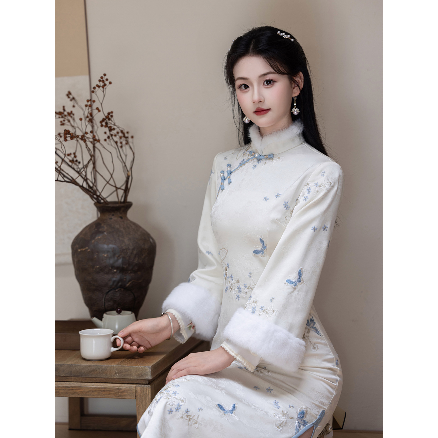 白色旗袍2025新款秋冬季加绒加厚冬装刺绣改良女新中式连衣裙冬天 - 图2