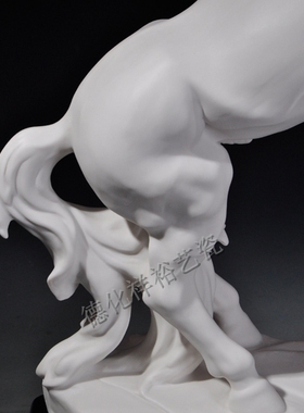 白色志在千里生肖招财陶瓷工艺品