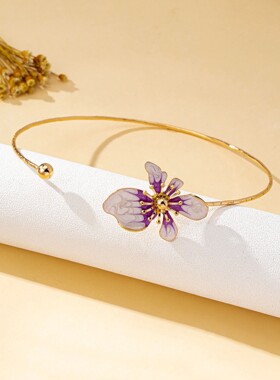 A Simple and Elegant Women's Choker with a Colorful Flower D