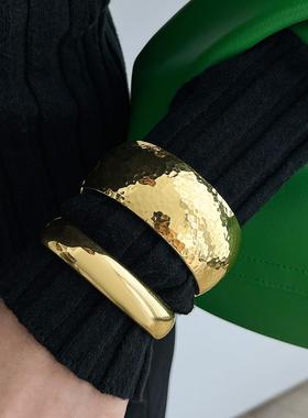 宽版圆形弧面敲打宽面弹簧手镯女夸张时尚新潮网红舞台表演配饰品