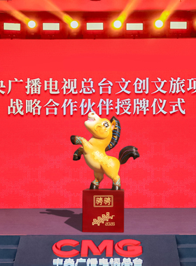 2026马年春晚吉祥物玻璃钢雕塑商场园区景区景观装饰品落地马摆件