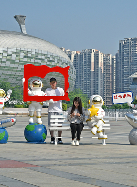 太空人玻璃钢雕塑模型网红打卡商场美陈宇航员装饰品落地大型摆件