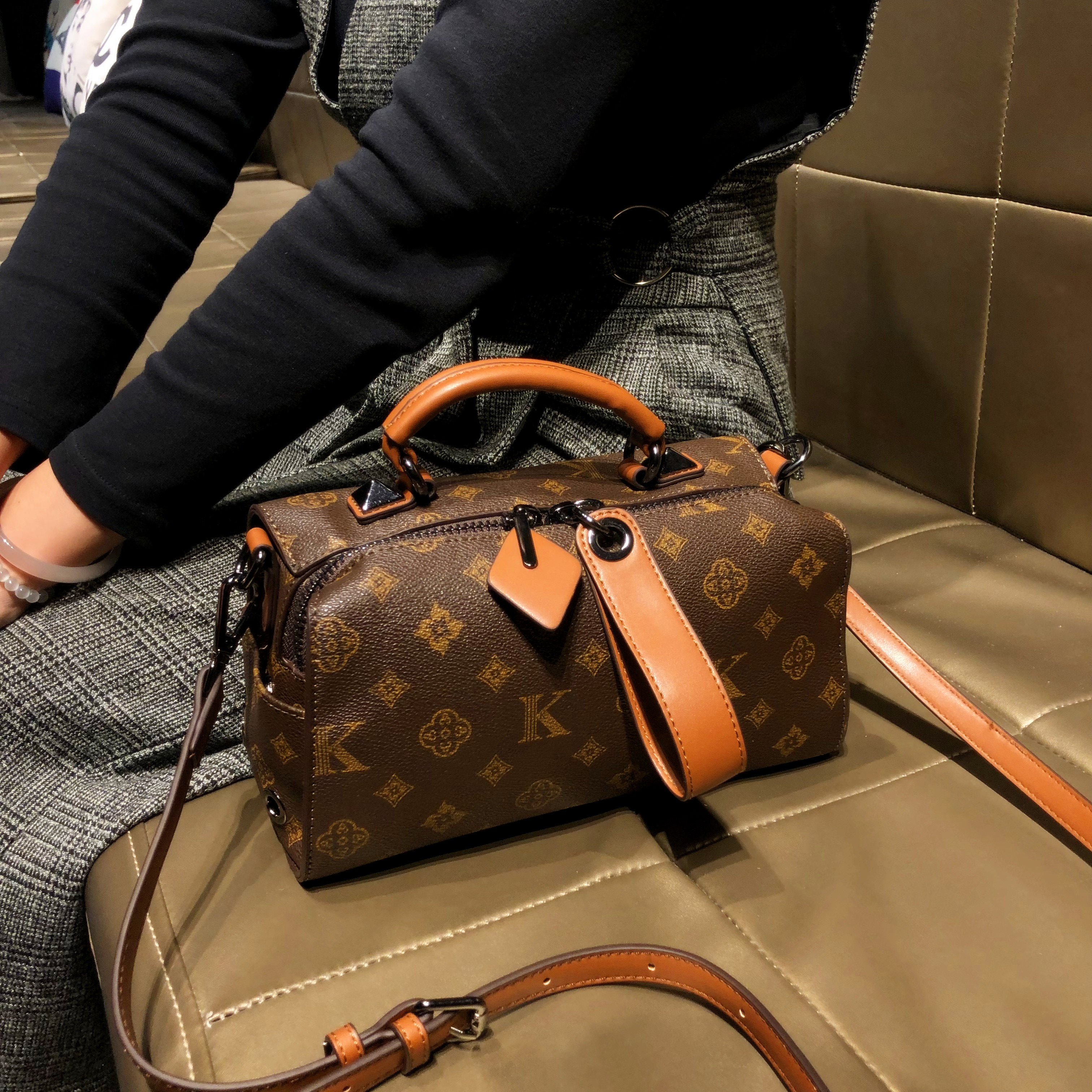 香港品牌包包2025新款冬季复古通勤手提包真皮单肩斜挎波士顿包女,淘宝优惠券,粉丝福利购,淘宝优惠卷