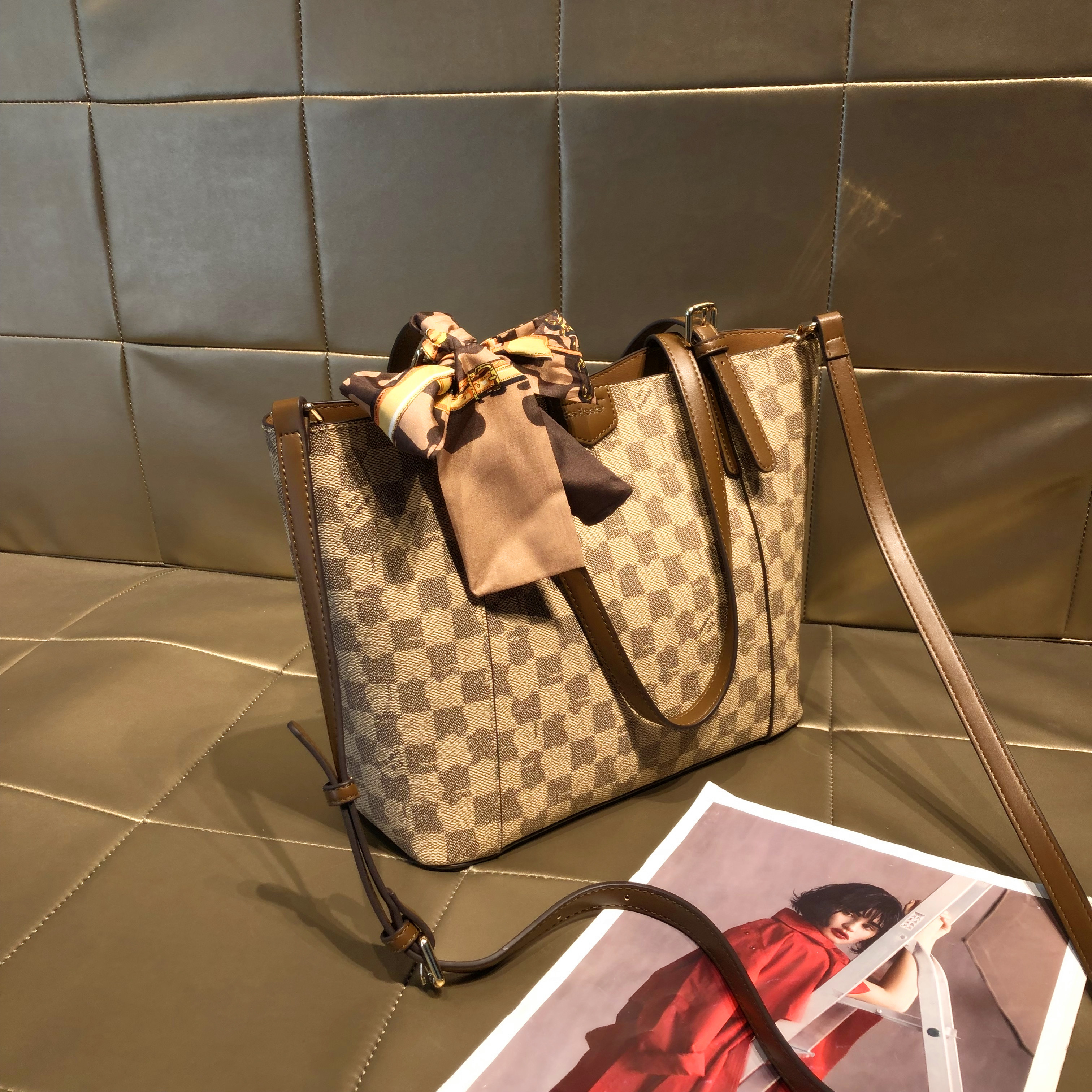 香港品牌包包女式2025新款流行大容量斜挎大包真皮通勤单肩托特包 - 图2