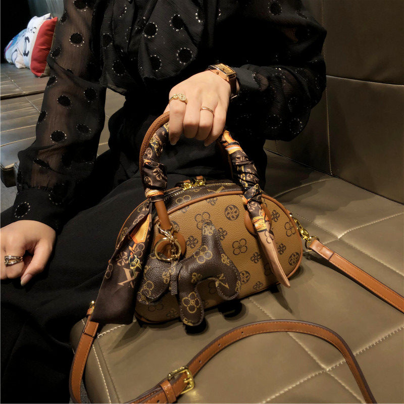 香港品牌包包女士2025新款高级时尚真皮单肩包斜挎手提贝壳包小包,淘宝优惠券,粉丝福利购,淘宝优惠卷