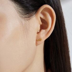 周大福SOINLOVE「极简」W字18K金耳钉耳饰女VE163情人节礼物