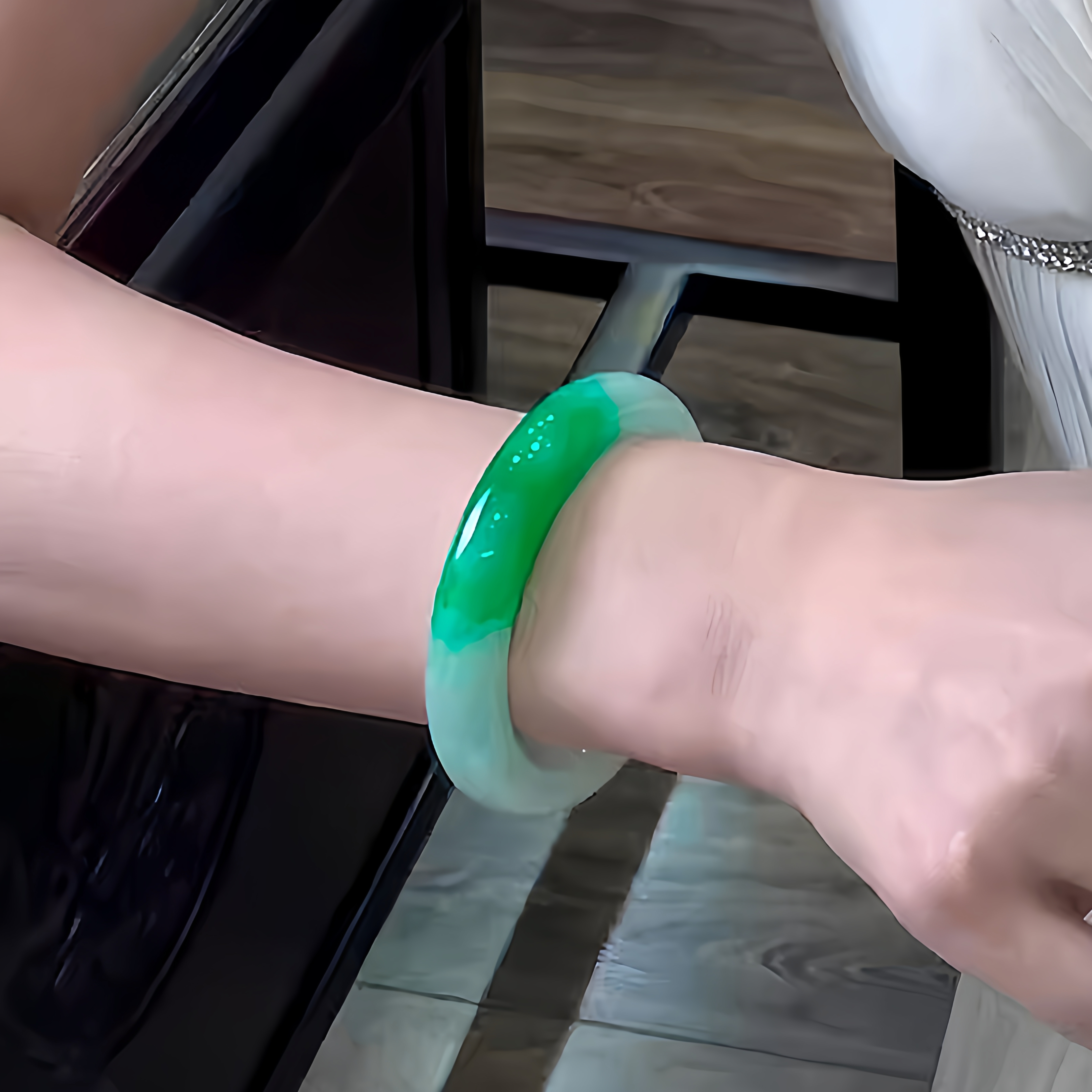 玉长情缅甸翡翠手镯高冰透种玉手镯半山水阳绿女款真玉石正圈处理 - 图0