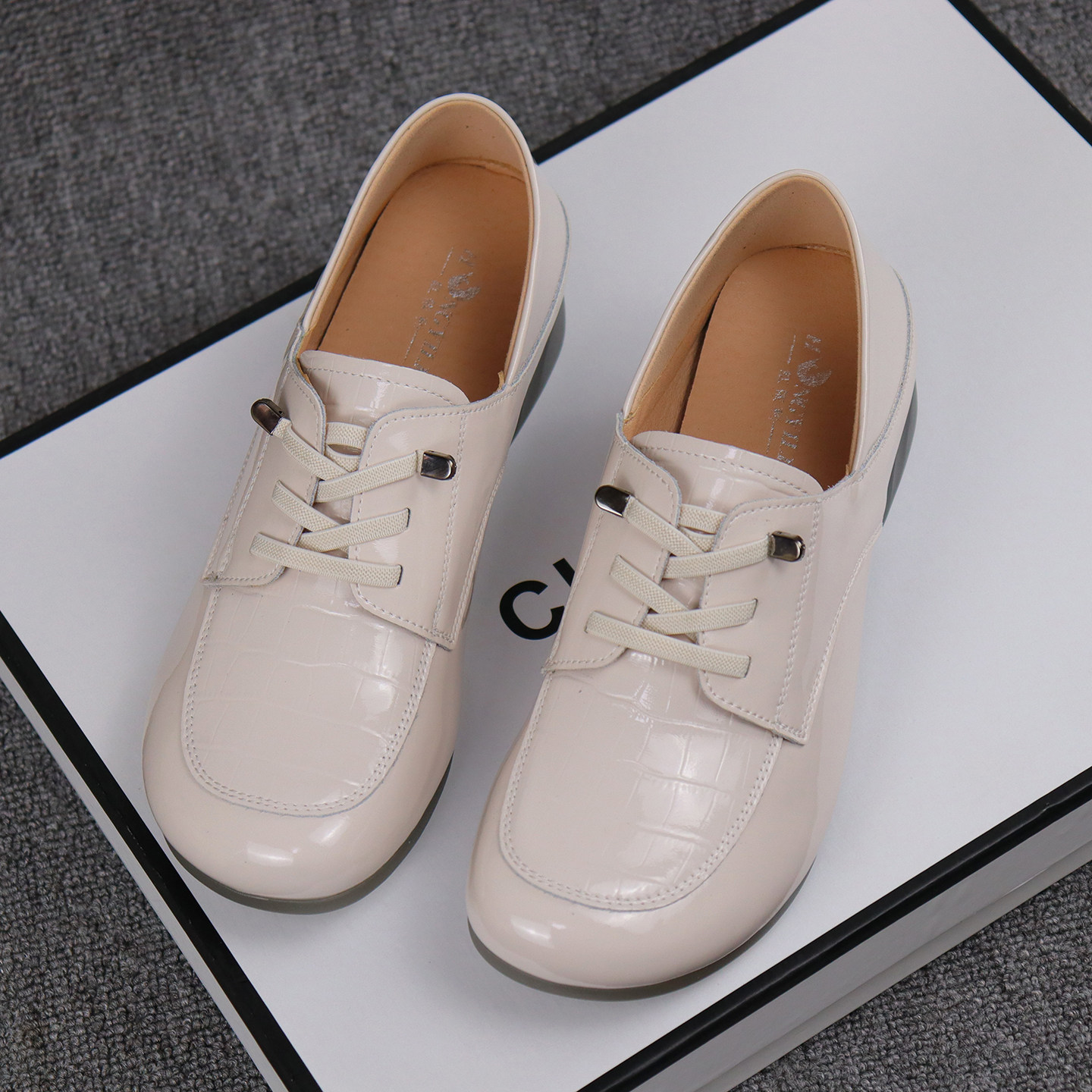 红依利女鞋2025新款漆皮英伦风复古百搭小皮鞋牛筋底舒适深口单鞋,淘宝优惠券,粉丝福利购,淘宝优惠卷