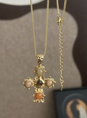 金色重工彩色十字架吊坠项链2026小众个性甜酷少女百搭长款锁骨链