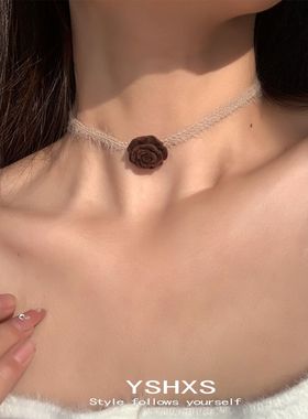 咖色毛绒choker玫瑰花项圈颈链女脖子配饰简约高级感秋冬锁骨链