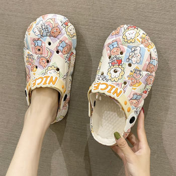 Crocs ແມ່ຍິງ Outerwear Summer ທີ່ບໍ່ເລື່ອນໄດ້ Ins Trendy Cute Rabbit Bear Thick Soled Beach Baotou Sandal Slippers